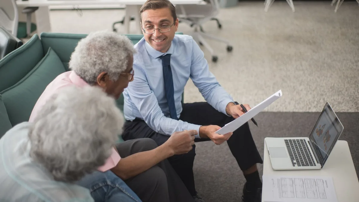 Une personne consulte les garanties d'une mutuelle santé sur une tablette, dans un intérieur lumineux.